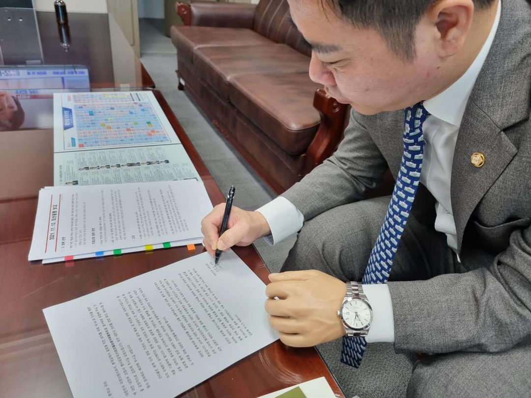 韓國議員地成浩發文支持台灣以觀察員身分參與國際刑警組織。 圖:翻攝自地成浩臉書