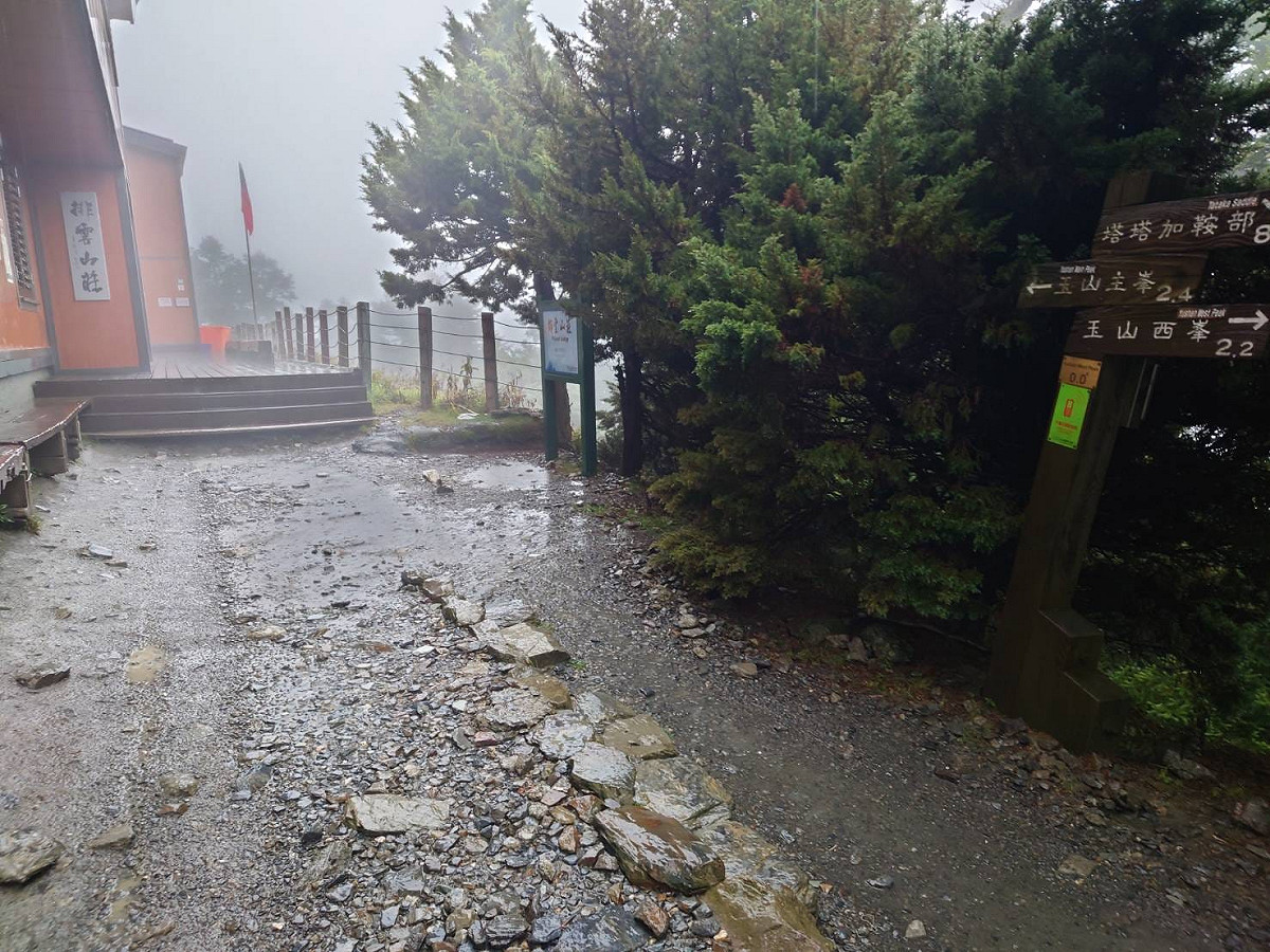 排雲山莊下雨，氣溫1度左右。 圖/玉山國家公園管理處