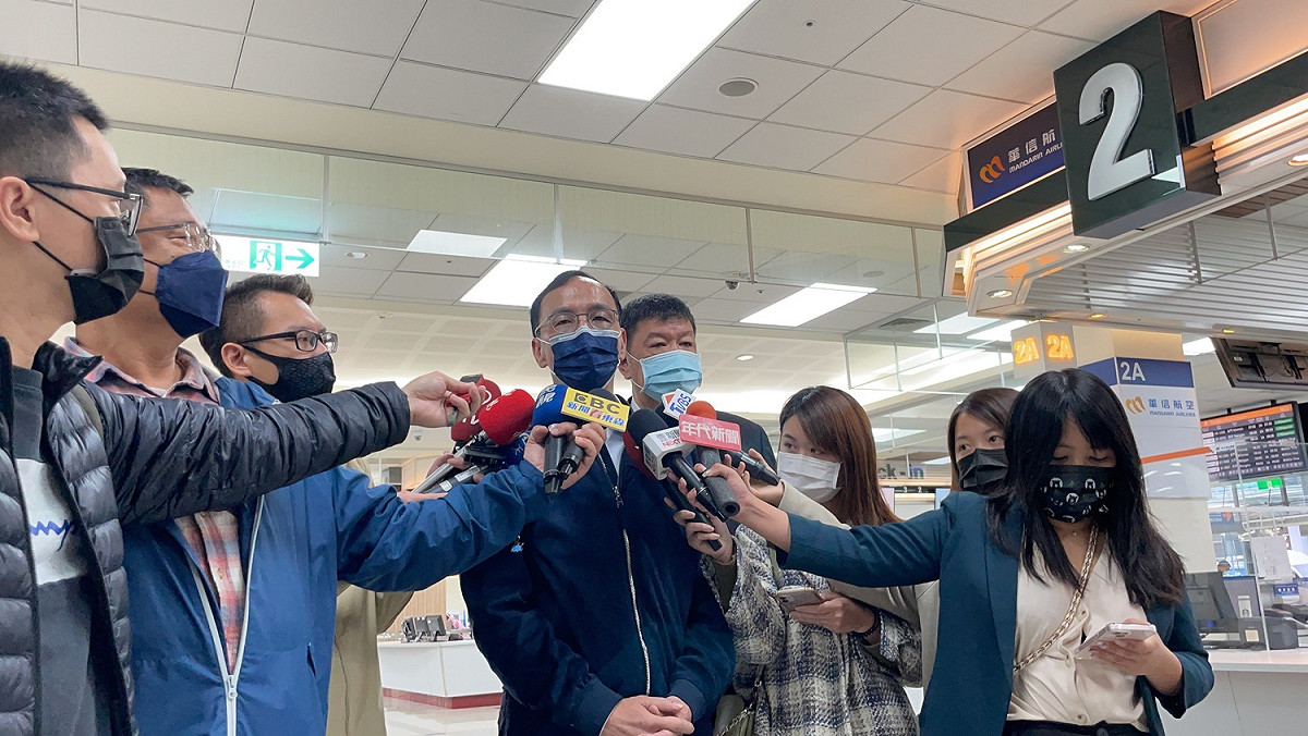 國民黨主席朱立倫飛往馬祖前，於松山機場受訪。 圖：朱立倫辦公室/提供