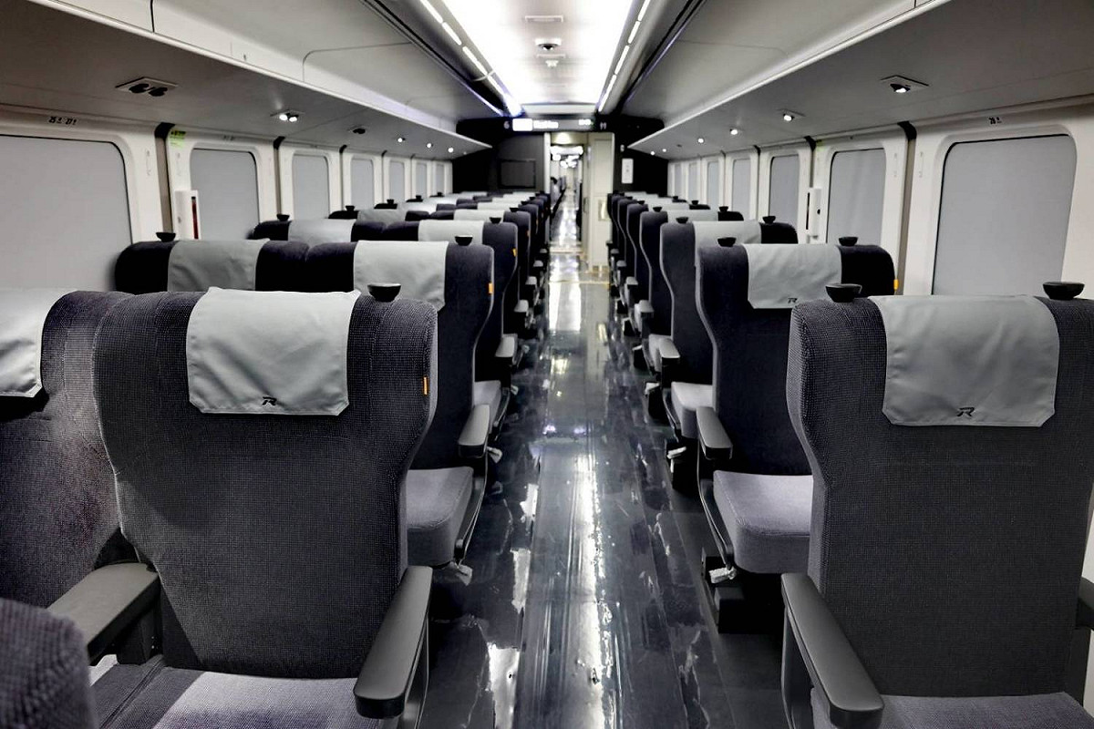 EMU3000型列車商務艙「騰雲座艙」內裝。 圖：台鐵／提供