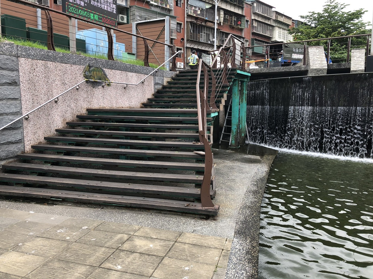 水利局將進行木棧道階梯更新改善工程。 圖：新北市水利局提供