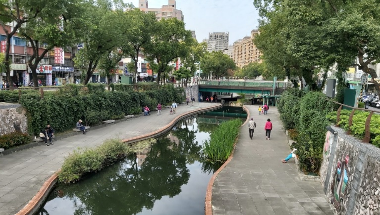 中港河廊為附近居民日常散步或運動的最佳休閒場域。 圖：新北市水利局提供
