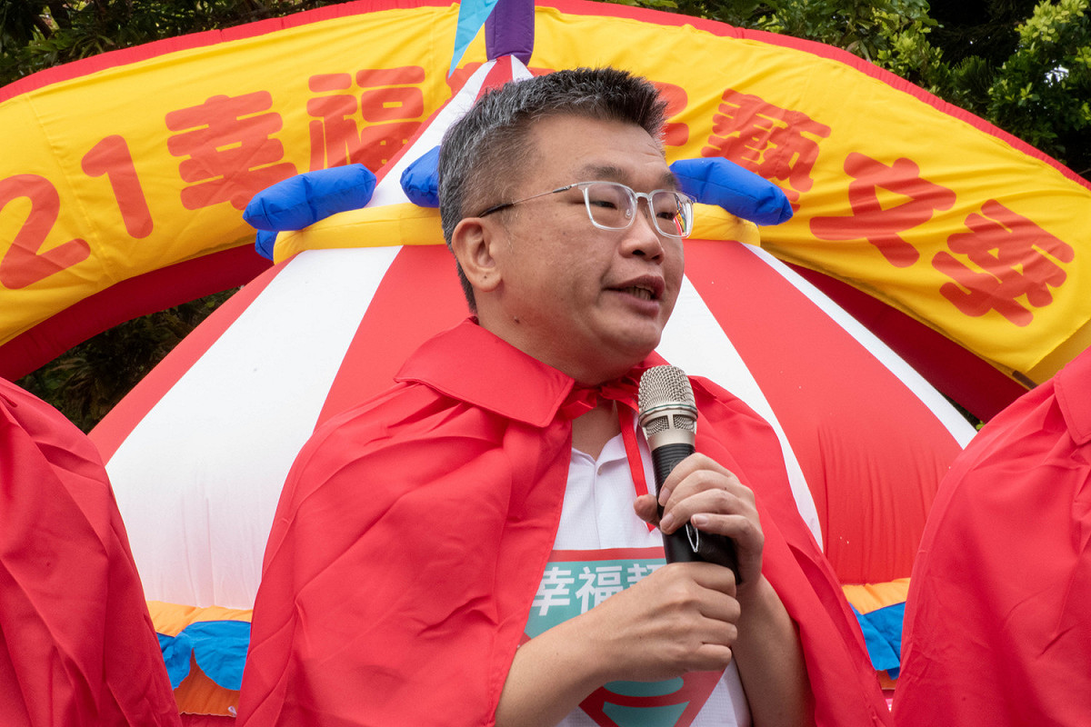 蔡其昌化身幸福超人。 圖：蔡其昌辦公室/提供