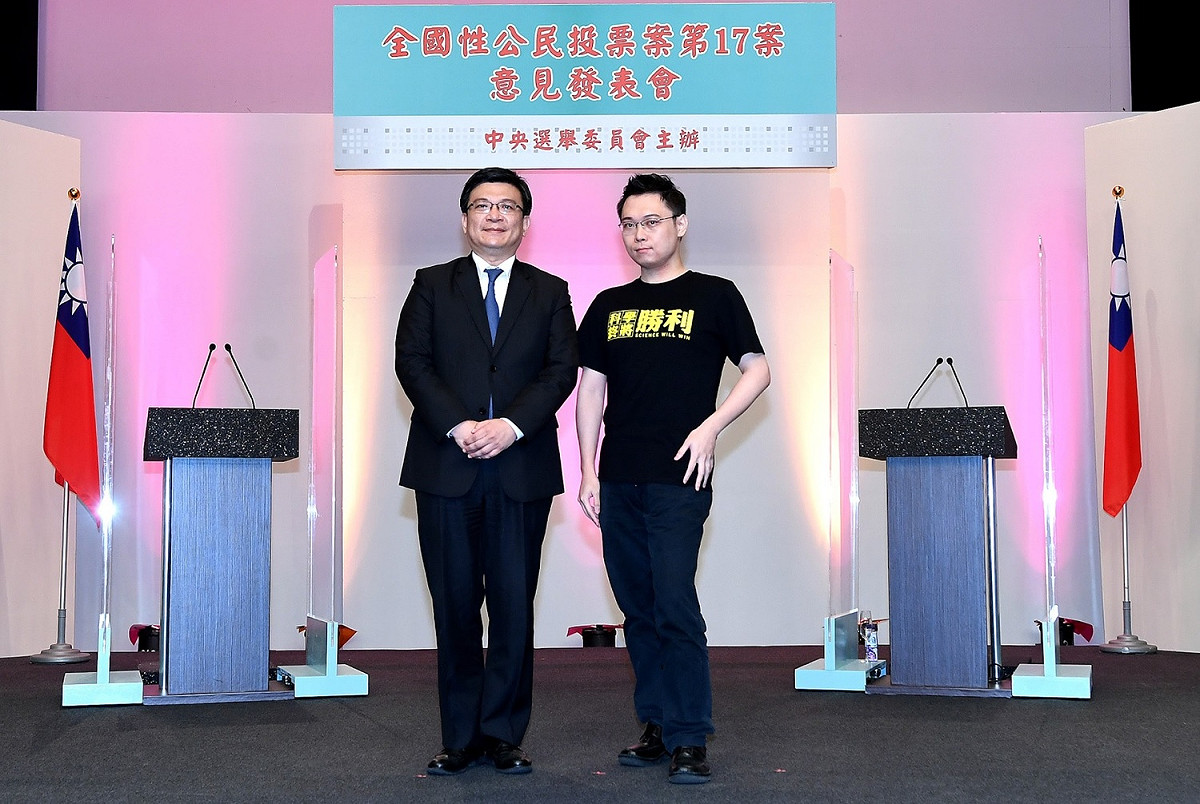 經濟部次長曾文生（左）、重啟核四公投發起人黃士修（右）。 圖：中央選舉委員會提供