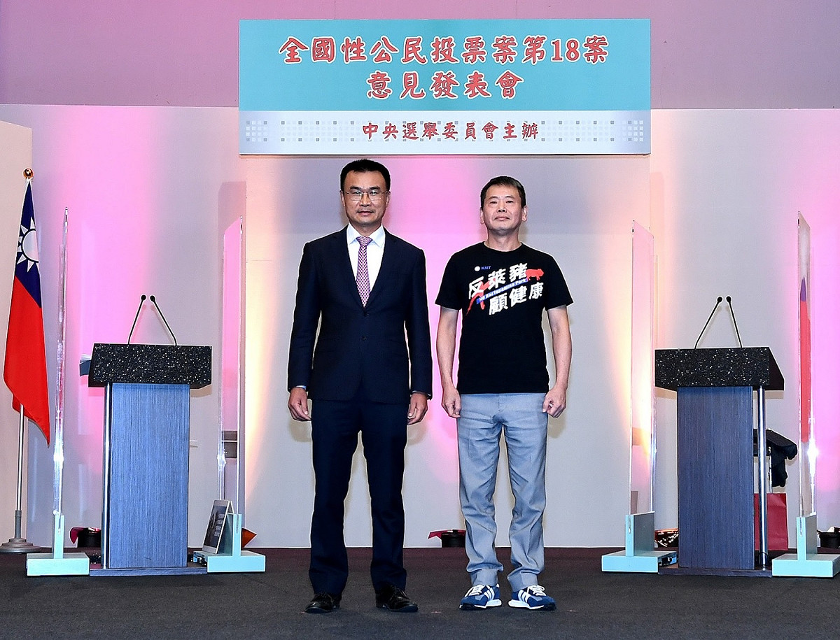 農委會主委陳吉仲與國民黨立委林為洲就反萊豬公投展開辯論。 圖：中央選舉委員會提供