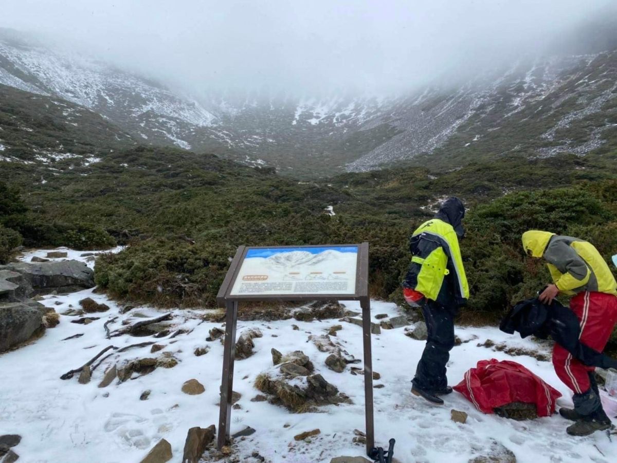 雪山今（13）早也有下雪，圈谷積雪超過10公分。 圖：翻攝自雪霸國家公園登山資訊分享站臉書