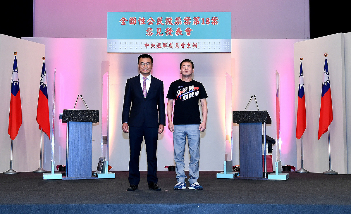 中選會今（13）天舉辦全國性公民投票案意見發表會，案18反萊豬公投案由農委會主委陳吉仲（左）對上國民黨立委林為洲（右）。 圖：中選會提供