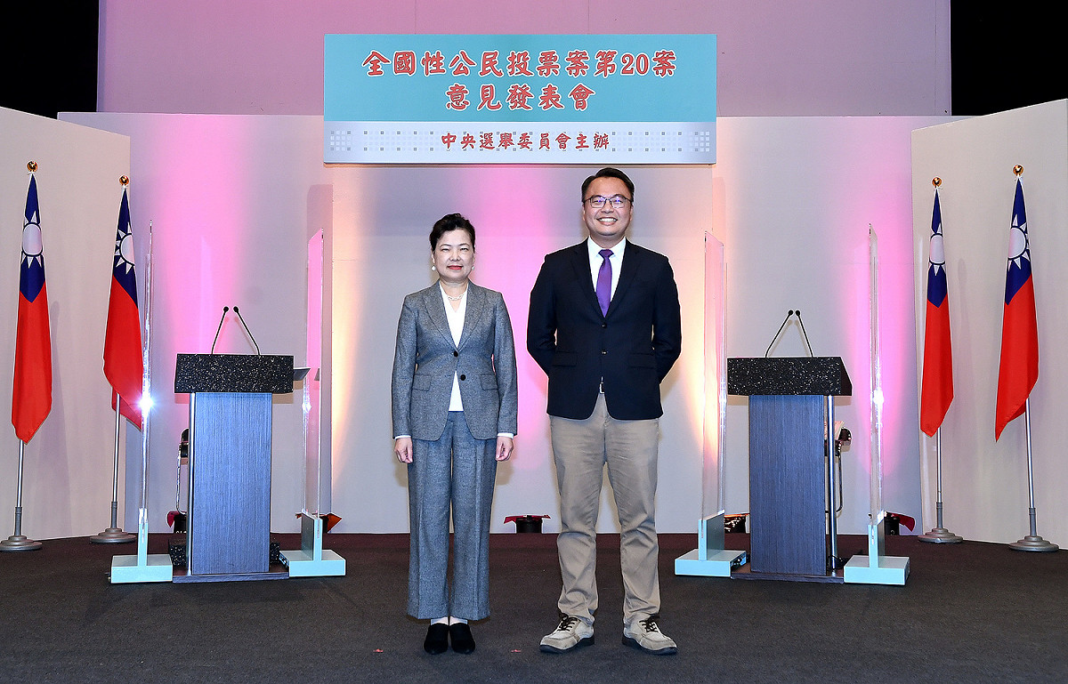 經濟部長王美花（左）與陳憲政律師（右）。 圖：中選會提供。