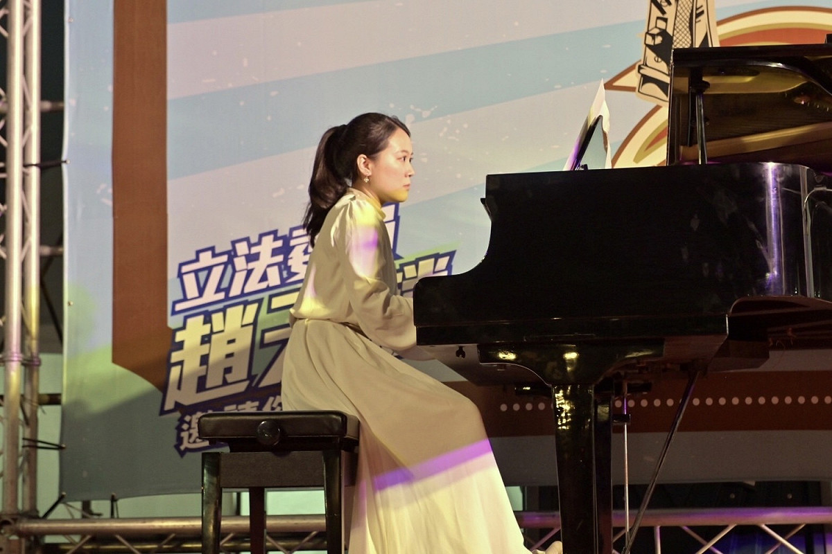 美濃鋼琴才女李庭慧登台獻藝。 圖：趙天麟服務處提供