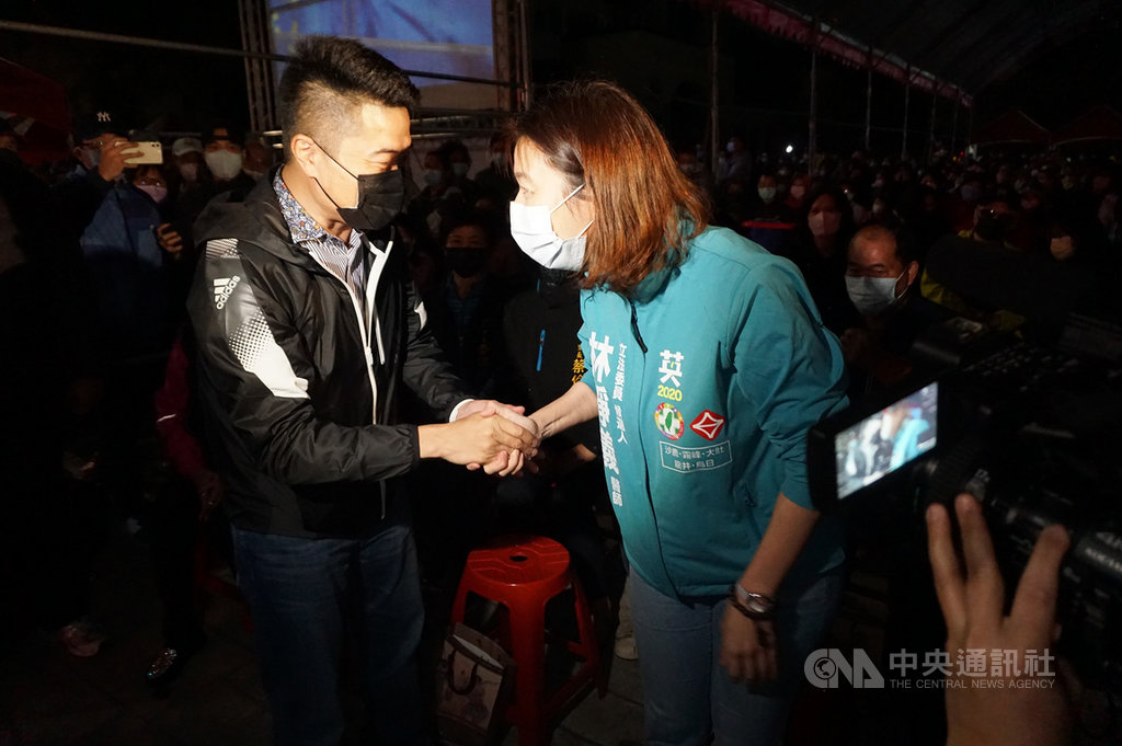 台中市第2選區立委補選明年1月9日將投票，國民黨參選人顏寬恒（前左）和民進黨參選人林靜儀（前右）13日晚間同時出席一場晚會活動，2人握手致意。 圖：中央社提供