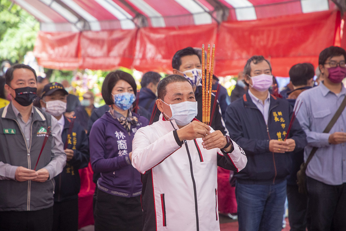 侯友宜率市府團隊祈求平菁橋工程順利進行。 圖：新北市新聞局提供