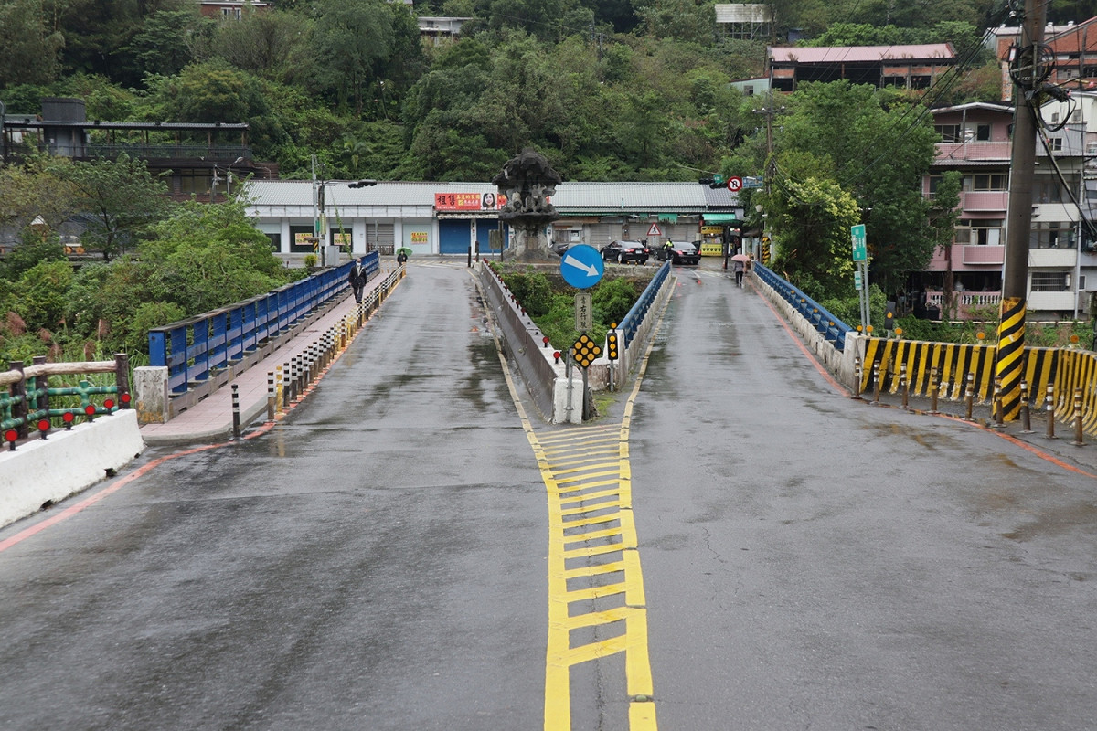 平菁新舊橋在平溪白石里一端呈現Y字型單向，右側為民國55年興建的舊平菁橋。 圖：新北市工務局提供