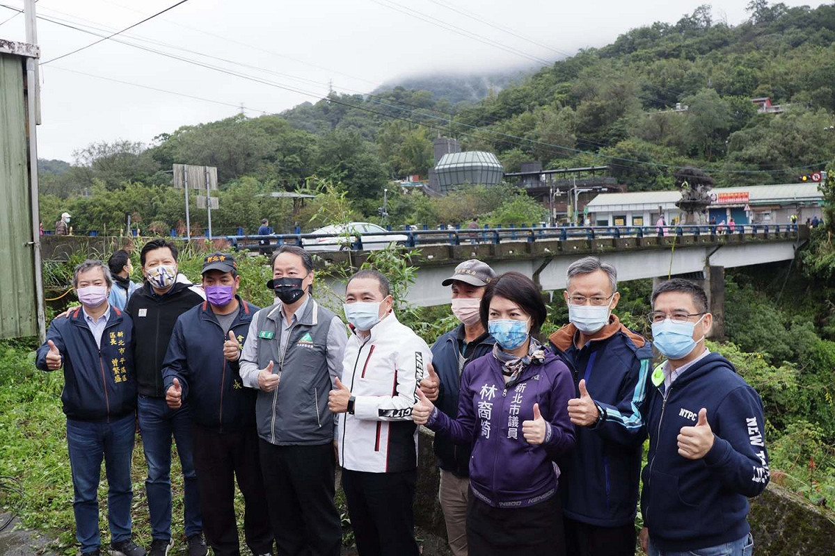 侯友宜與市府團隊、民代及地方人士，見證平菁橋改建開工。 圖：翻攝平溪區長曾繁盛臉書