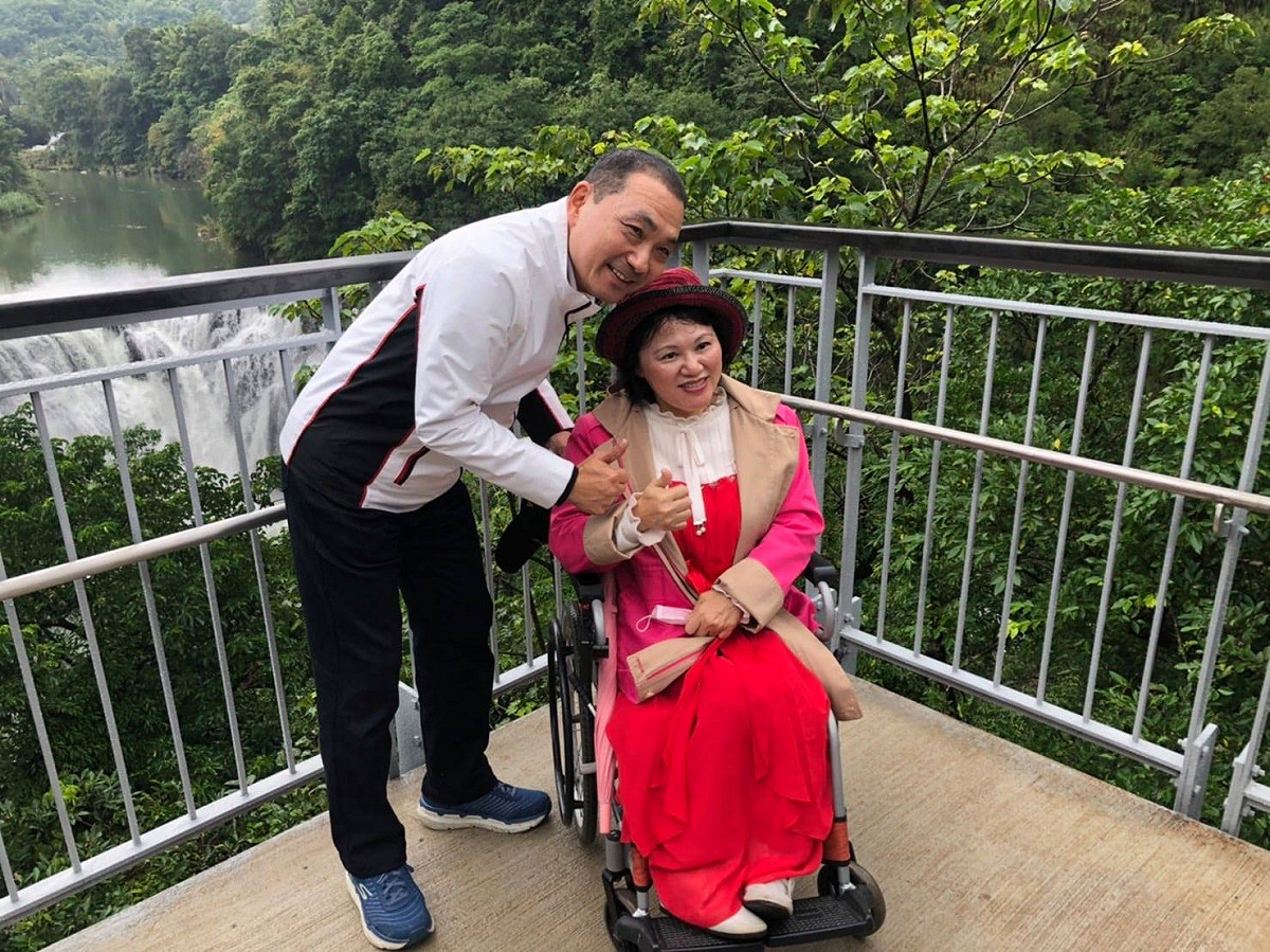 身障朋友今後乘坐輪椅循友善步道到終點，就可以近距離觀賞十分瀑布了。 圖：翻攝平溪區長曾繁盛臉書