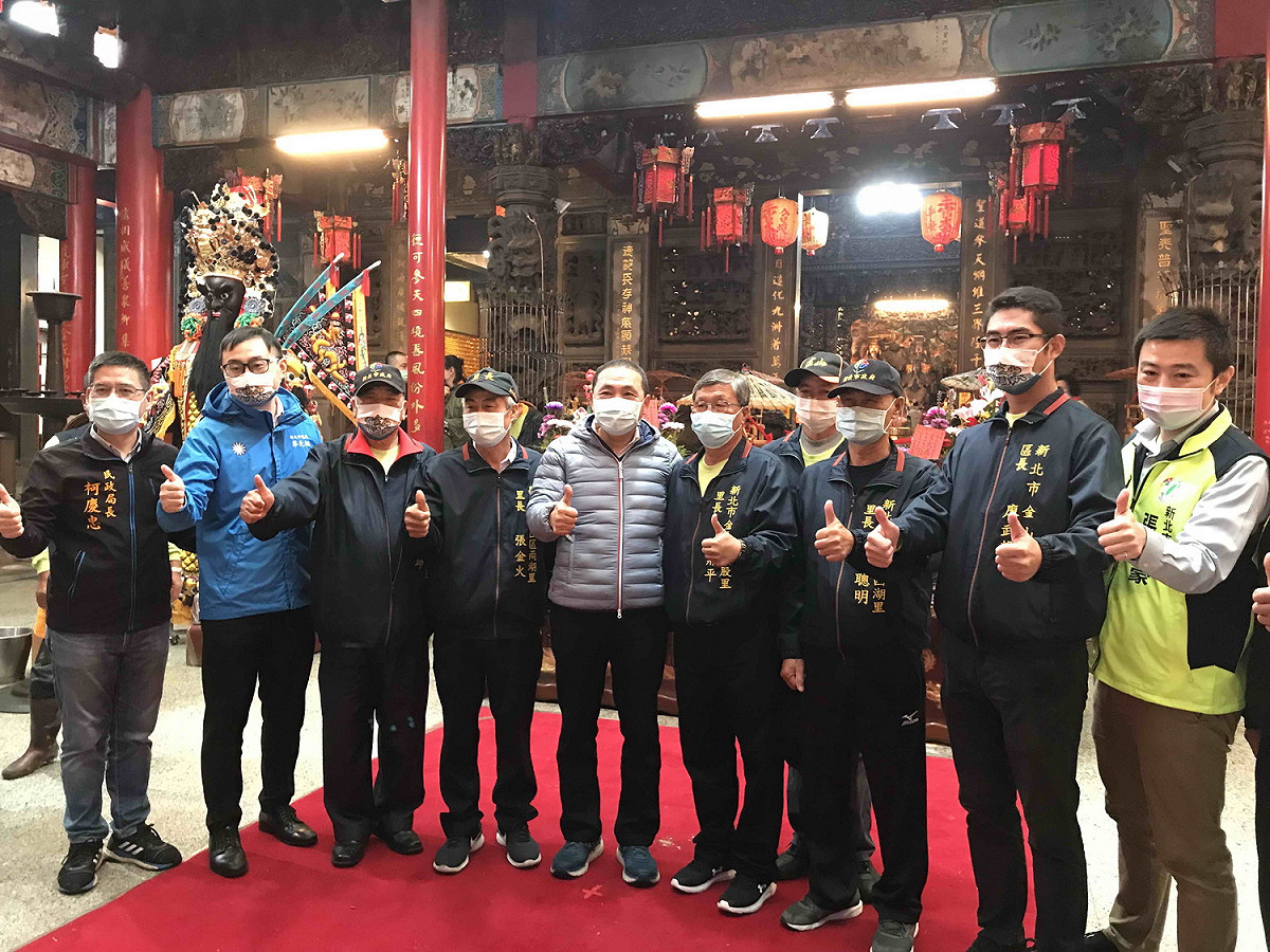 金山聖德宮半嶺訪源熱鬧起駕，侯友宜前往參拜祈福。 圖：新北市民政局提供