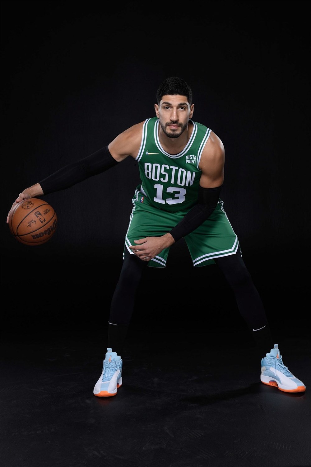 NBA球員坎特（圖）多次推文力挺台灣，總統蔡英文也發推文感謝他與台灣站在一起以及挺身捍衛民主，坎特13日回覆感謝蔡總統，表示深感光榮。 圖:取自twitter.com/EnesKanter