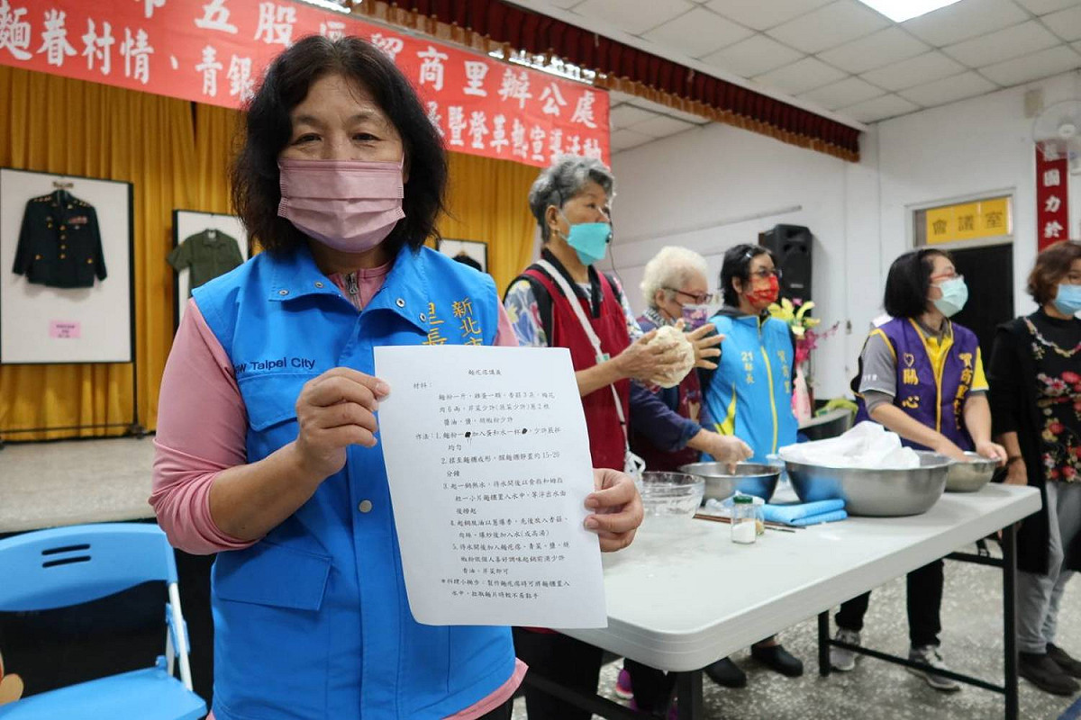 為紀錄地方珍貴回憶，蕭明霞里長積極尋地成立眷村文史館，最後選定社區活動中心展出上千件陸海空文物。 圖：新北市民政局提供
