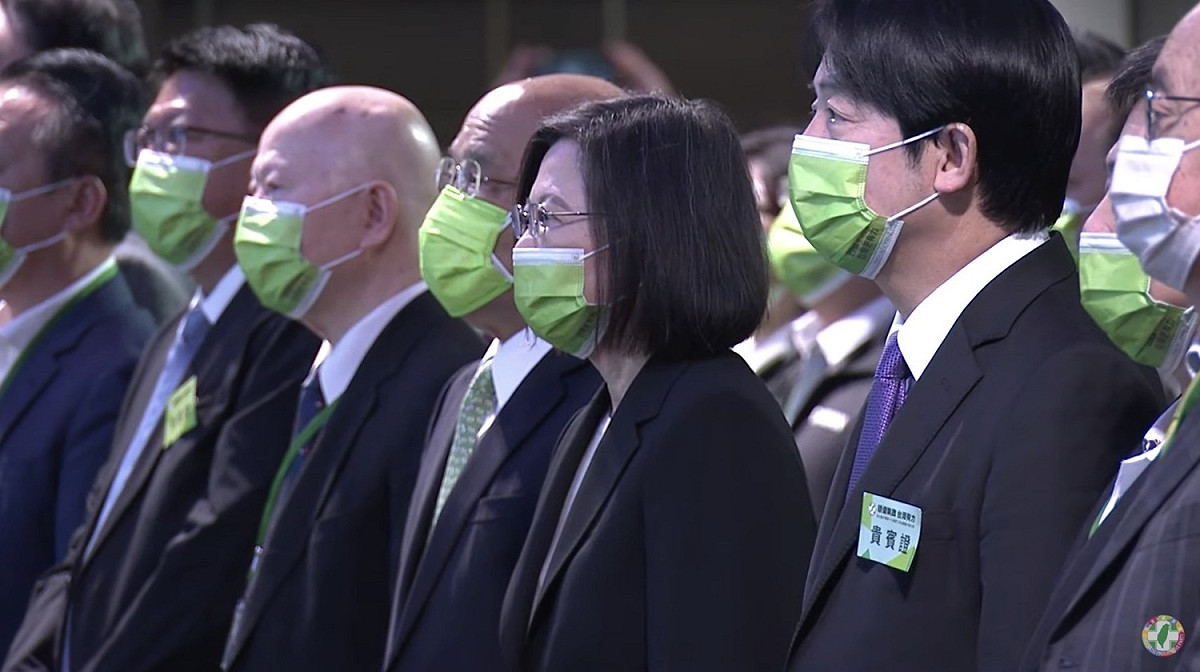 民進黨主席蔡英文（中）、副總統賴清德（右）及行政院長蘇貞昌（左）出席民進黨第19屆第2次全國黨代表大會。 圖：翻攝自民進黨youtube直播