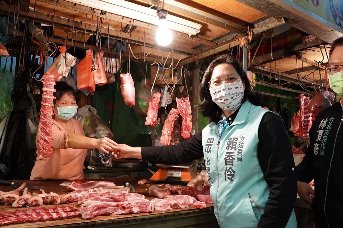 賴香伶捨棄自己最強而有力的勞工議題，第一支箭就射向自己完全沒有接觸過的族群政策。