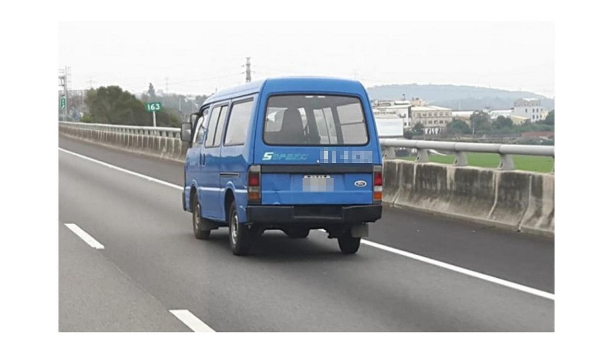 國道公路警察局表示，警察會駕駛這款號稱「藍天使」的廂型車，隱身在公路上抓違規。 圖：擷取自國道公路警察局臉書