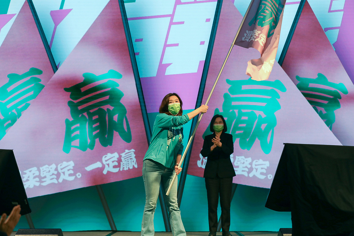 民進黨今召開第19屆第2次全國黨代表大會，主席蔡英文將戰旗授與中二補選候選人林靜儀。 圖：民進黨提供