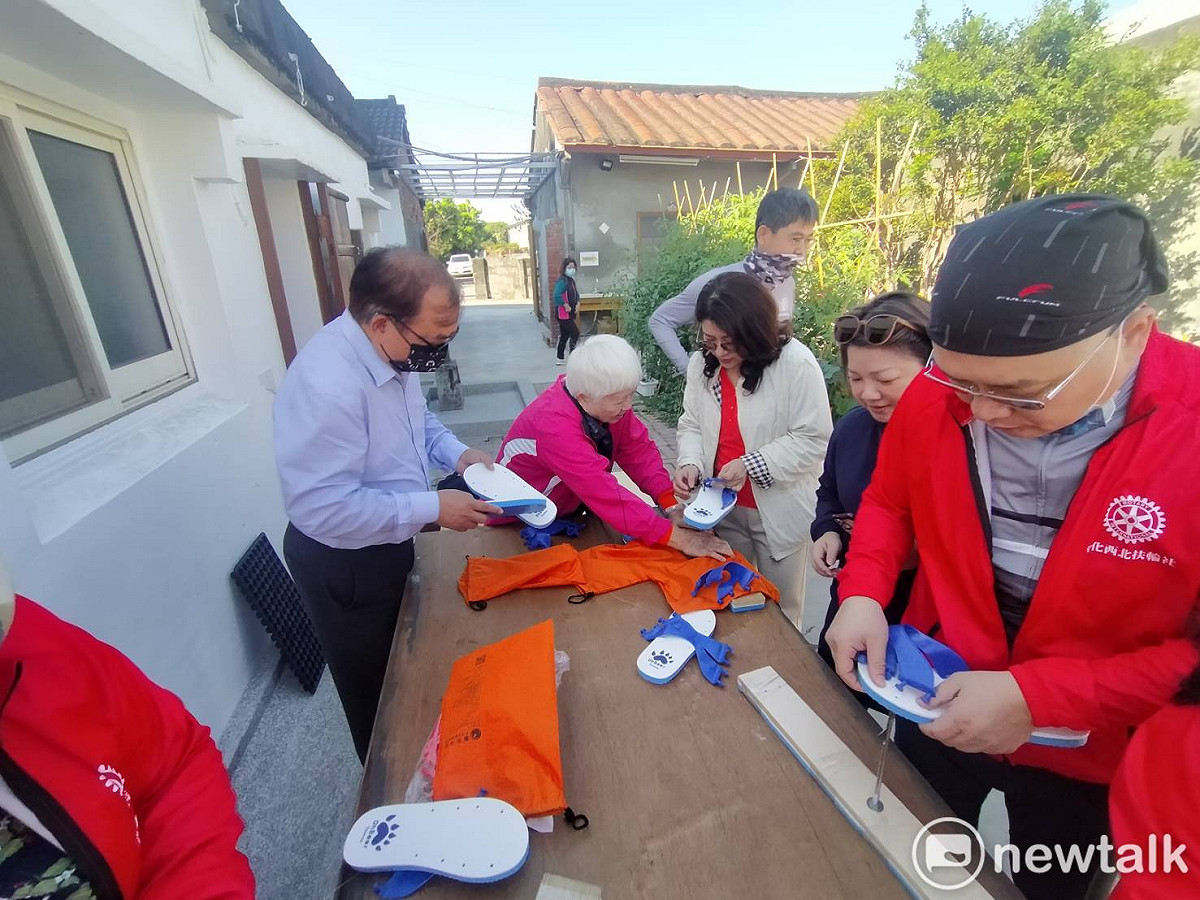 參山處舉辦「創疫DIY 直播讚出來」活動，代理處長曹忠猷（左一）現場喔熊聯名的藍白拖。 唐復年/攝