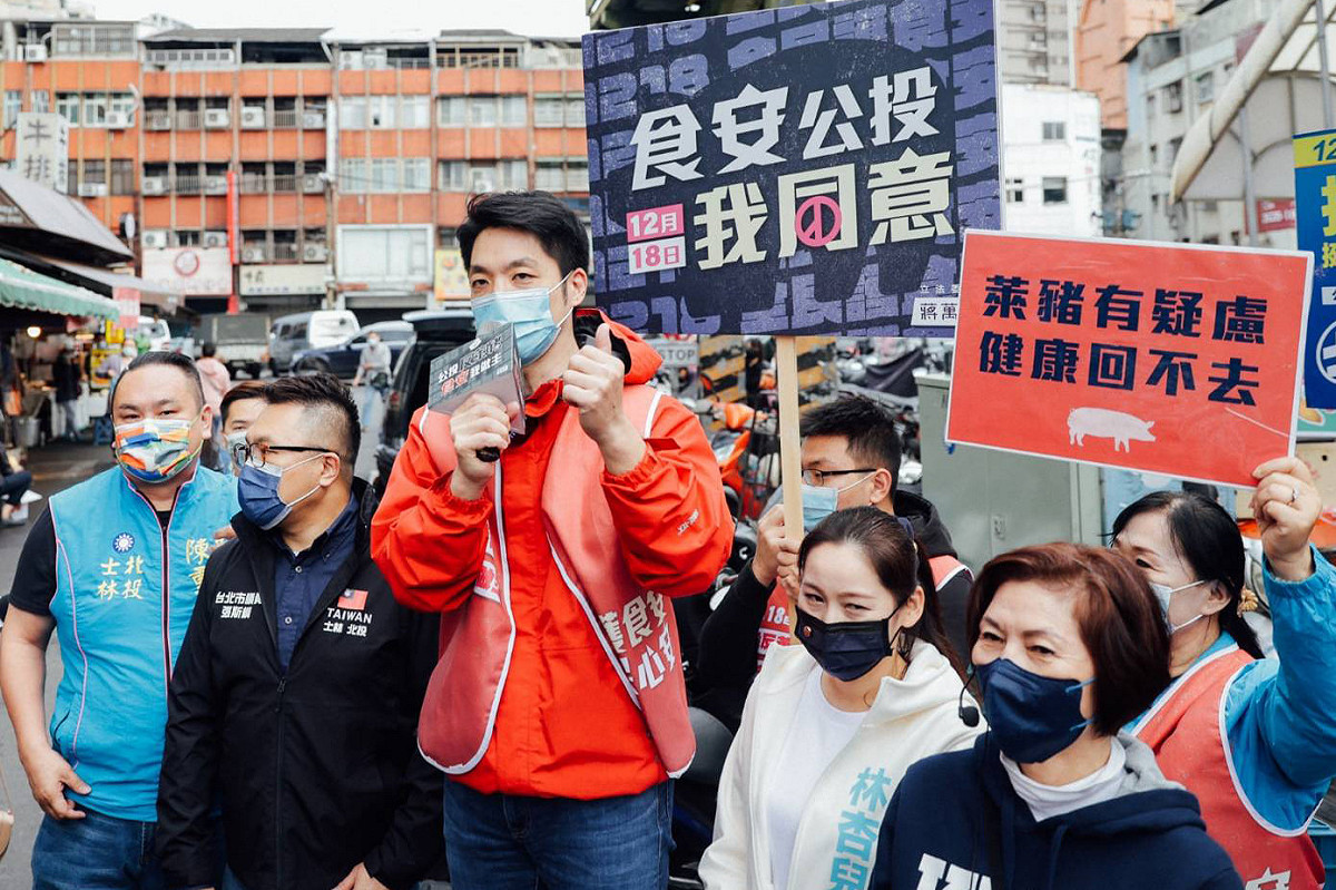 宣傳反萊豬，國民黨立委蔣萬安（中）在市場遭到民眾質問「萊牛為什麼可以吃」。 圖：翻攝自蔣萬安臉書