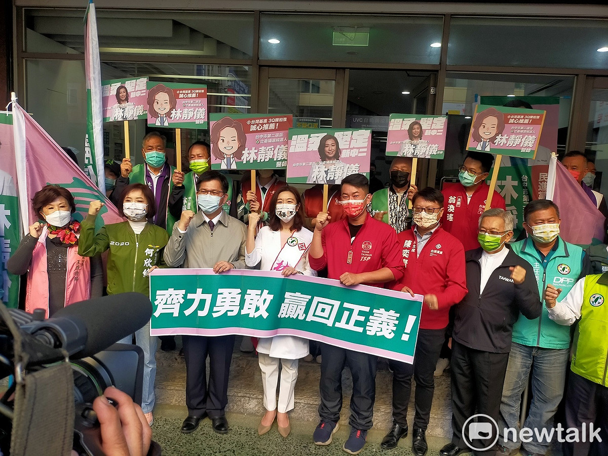 林靜儀由林佳龍、陳柏惟等人陪同辦理立委補選登記。 唐復年/攝