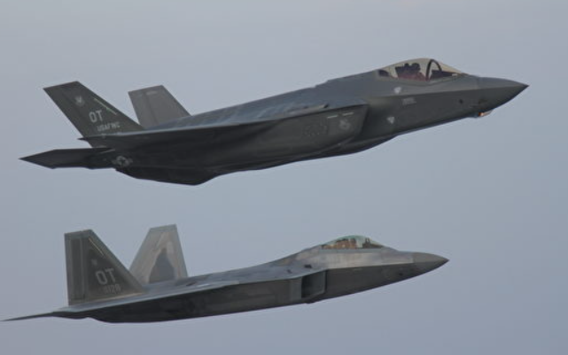 F-35A 戰機與 F-22 戰機進行訓練。 圖 : 翻攝自美國空軍（資料照）