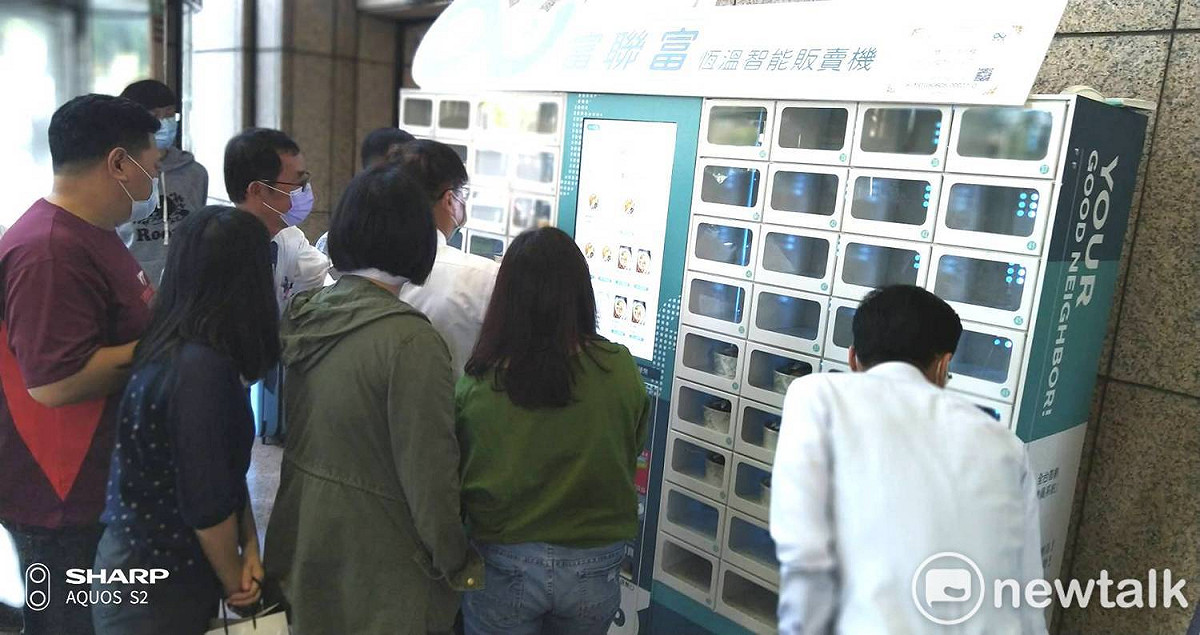 高雄首次出現便當智能販賣機，吸引上班族嚐鮮。 圖：孫家銘攝