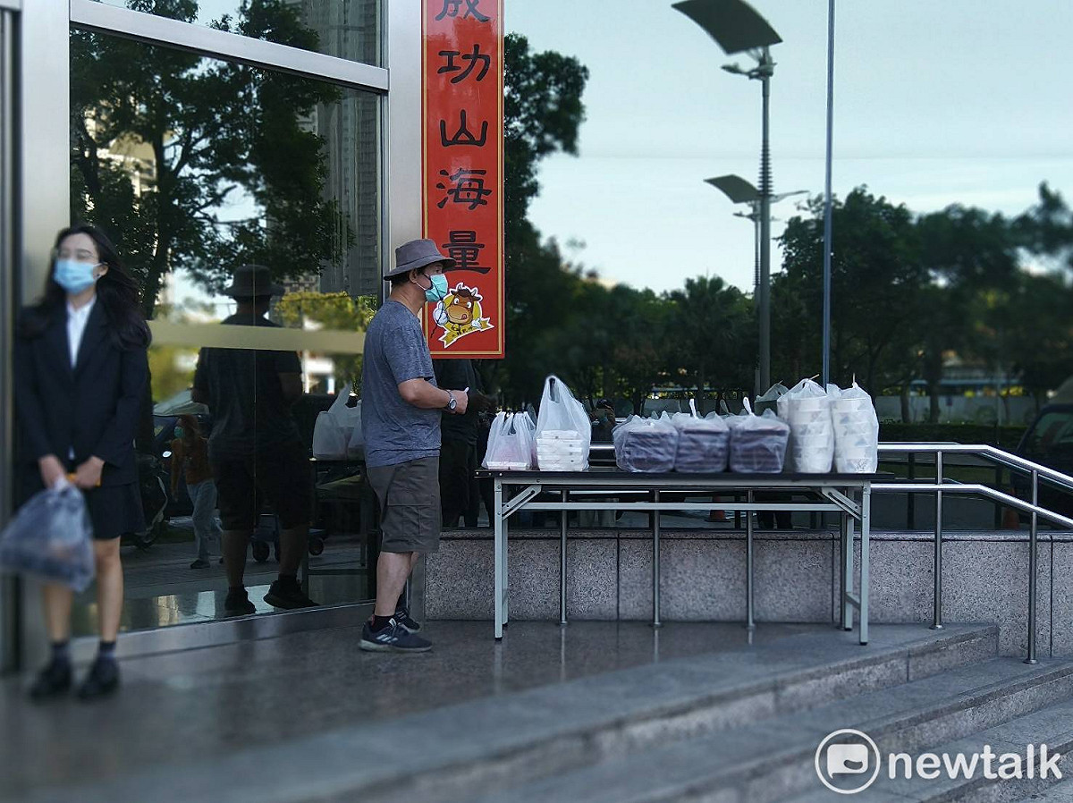 傳統訂便當，現在只能送到大門口， 冬天飯菜容易變涼。 圖：孫家銘攝