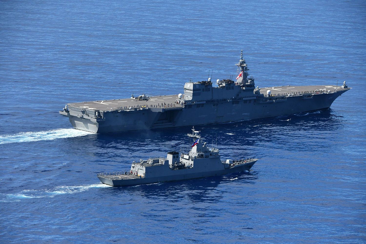 日本海上自衛隊準航母、「出雲級」直升機護衛艦「加賀號(DDH-184)」與菲國「荷塞·黎剎號(FF-150)」巡防艦在菲律演海域進行海上友好訓練。 圖：翻攝防衛省 海上自衛隊推特