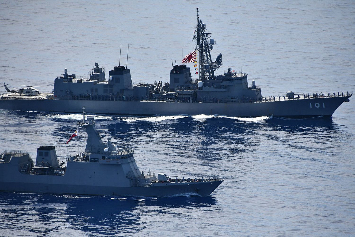 日本海上自衛隊「村雨型」護衛艦「村雨號(DD-101)」與菲國「荷塞·黎剎號(FF-150)」巡防艦在菲律演海域進行海上友好訓練。 圖：翻攝防衛省 海上自衛隊推特