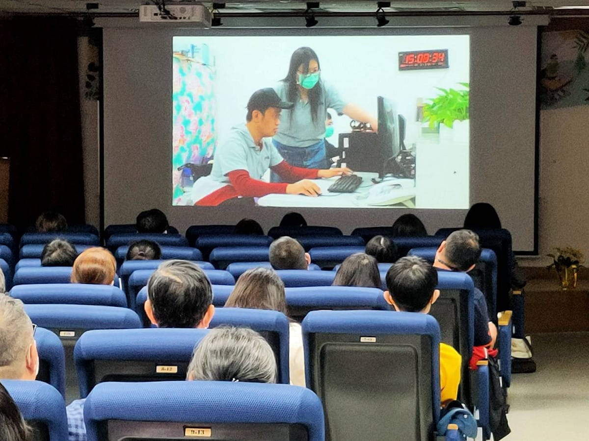 個案小金（化名）於工作中狀況。 圖：新北市勞工局提供