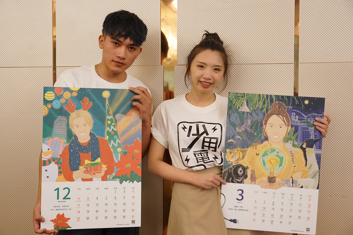 三峽區清潔隊員陳宇恩（左）與廢棄物處理規劃科何瑀蓁（右）擔任「新北12少」月曆其中兩月份之主角。