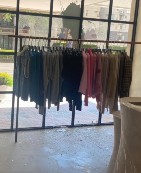服飾店被人砸，滿地玻璃碎片。 圖 : 翻攝自服飾店業者 IG