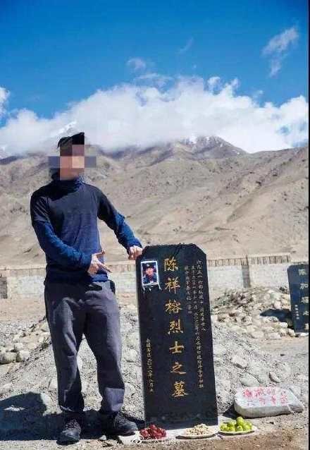 旅遊博主「小賢Jayson」再烈士墓碑前比手槍姿勢。 圖：取自微博
