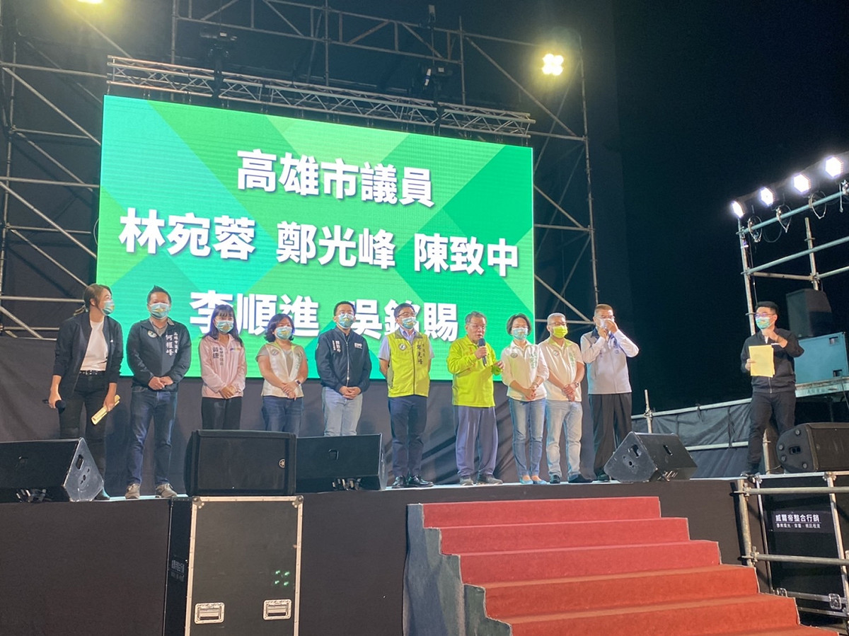 立委賴瑞隆15日晚間舉辦「四個不同意，台灣更有力」公投說明會高雄前鎮場，市議員林宛蓉、鄭光峰、陳致中、吳銘賜、李順進等人也共同出席說明四大公投議題主張。 圖：立委賴瑞隆服務處提供