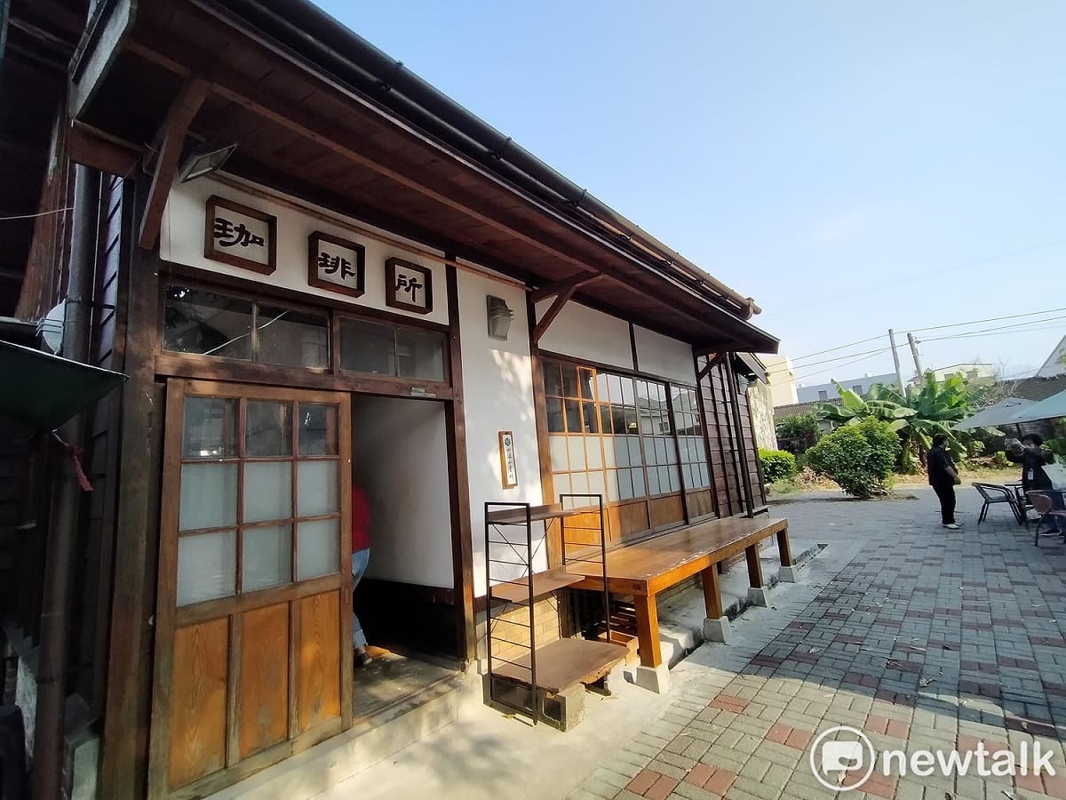 由「永光派出所宿舍」改裝的珈琲所，是古坑鄉第一座歷史建築，融合了故事屋、咖啡、餐點、書籍、手作文創，也是日前上映的微電影《第一杯咖啡》的拍攝場景。 圖：唐復年/攝