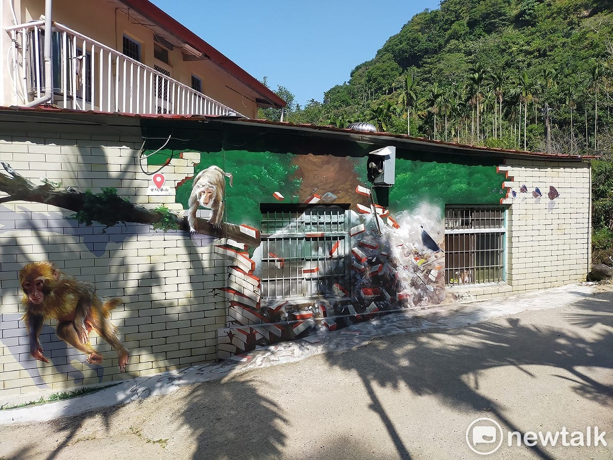 華山土石流教學園區以繪畫重現土石流來襲時的畫面。 圖：唐復年/攝