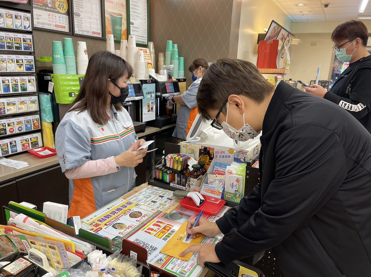 新北加倍券兌領時間自即日起至11月28日上午9時至下午10時，須持中獎人身分證件正本及紙本五倍券至登錄之統一超商門市換購。 圖：新北市市場處提供