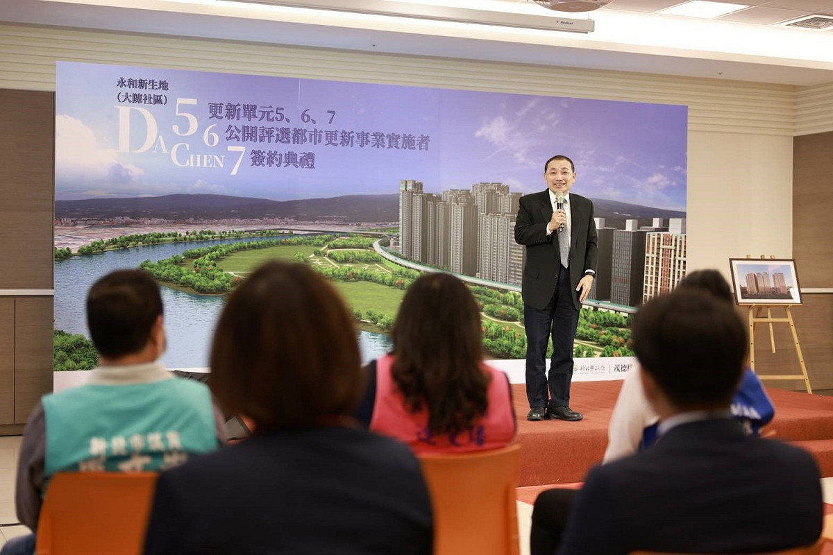 侯友宜向關心永和發展的在地議員們致意。 圖：新北市都更處提供