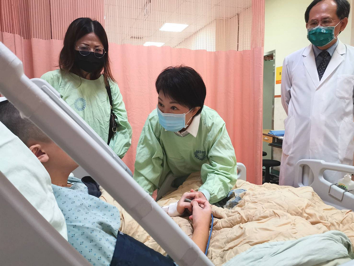 台中市長盧秀燕兩度探視宋同學。 圖:台中市政府/提供
