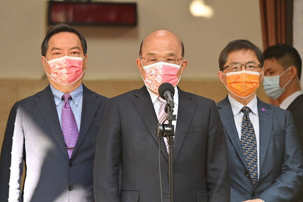 行政院長蘇貞昌今（16）日上午前往立法院備詢前受訪。 圖：行政院提供