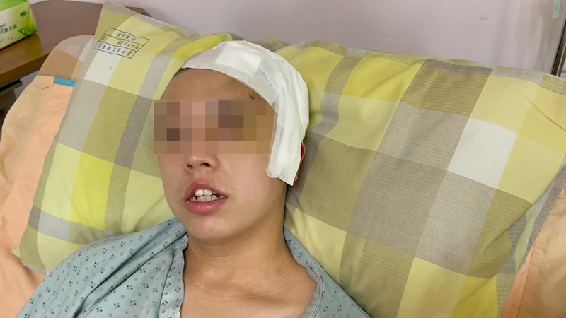 台中市宋姓男大生開車擦撞瑪莎拉蒂遭毆傷案，男大生病況恢復良好，15日已轉到普通病房，圖為宋同學16日向社會大眾致謝。 圖：中央社/宋母提供
