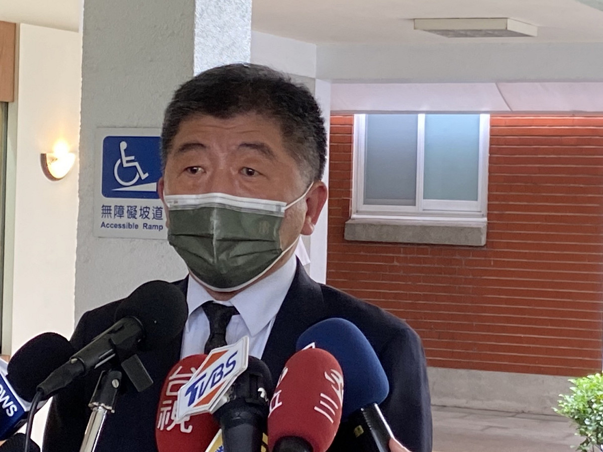 陳時中下午進議場前，接受媒體訪問。 圖:陳佩君/攝