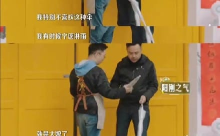 日前汪涵參加實境節目，外出時碰上下雨天，沒想到他竟嫌透明長傘「太娘了」不願撐傘，此言論引起網友不滿。 圖：翻攝自微博