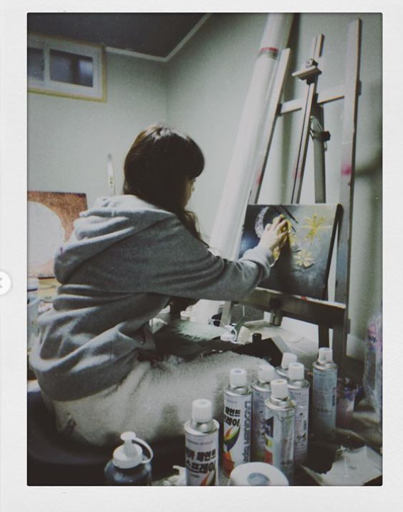 具荷拉生前喜歡畫畫。 圖：翻攝自IG/koohara__