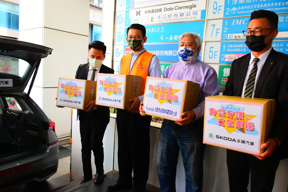 募集的物資裝箱後準備送上公益專車。 圖:孫家銘攝