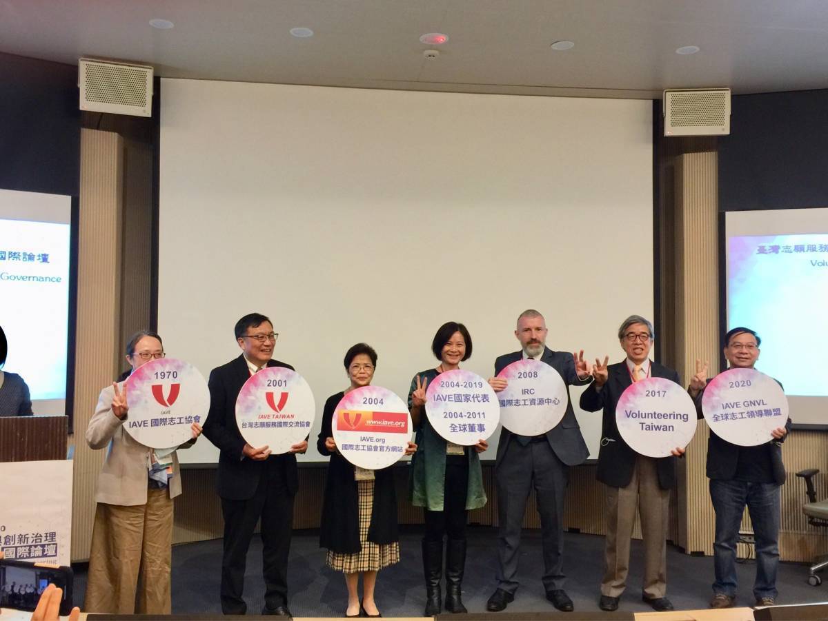 與會貴賓回顧台灣志願服務20周年大事記。 圖:屏東縣政府提供